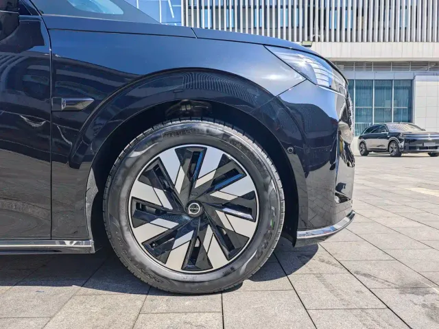 Volvo EM90 — Фото автомобиля 7