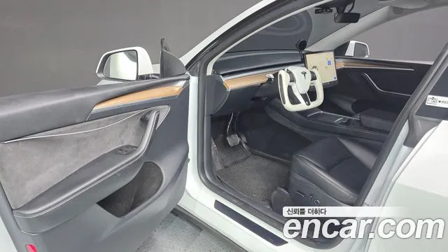 Tesla Model Y — Фото автомобиля 15