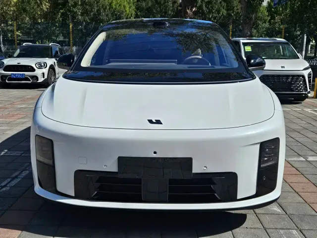 Li Auto i8 — Фото автомобиля 5