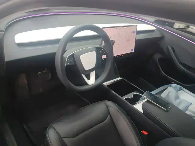 Tesla Model 3 — Фото автомобиля 9