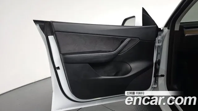 Tesla Model Y — Фото автомобиля 12