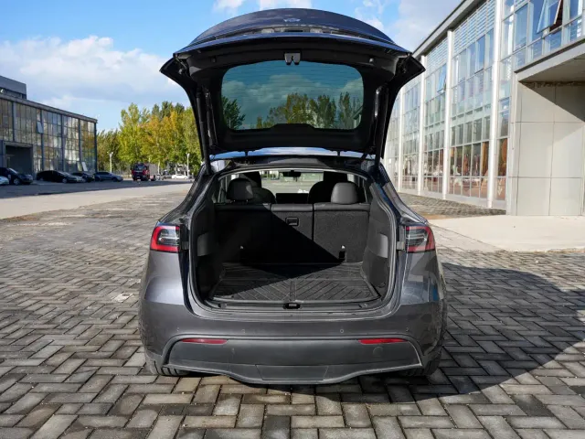 Tesla Model Y — Фото автомобиля 16
