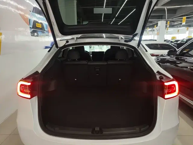 Tesla Model Y — Фото автомобиля 18