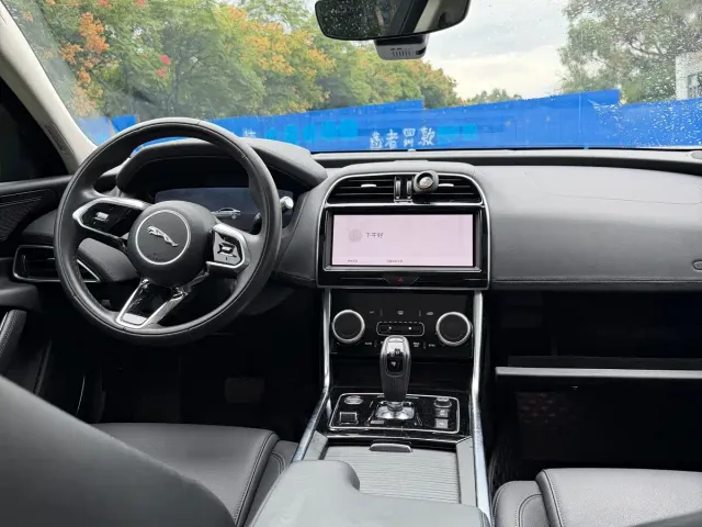 Jaguar XEL — Фото автомобиля 9
