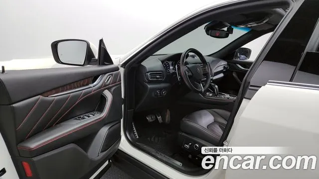Maserati Levante — Фото автомобиля 10