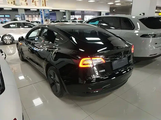 Tesla Model 3 — Фото автомобиля 4