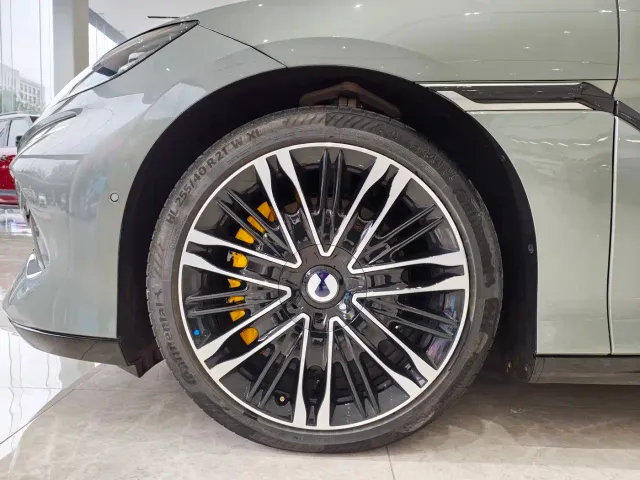 Denza Z9GT — Фото автомобиля 15