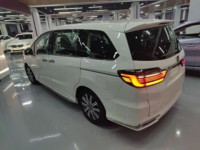 Honda Odyssey 2022 2.0L e:HEV Sharp·Enjoyment Edition — Фото автомобиля 4