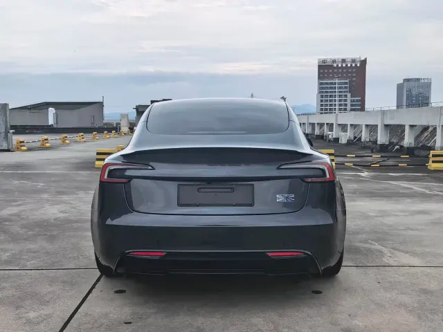 Tesla Model 3 — Фото автомобиля 5
