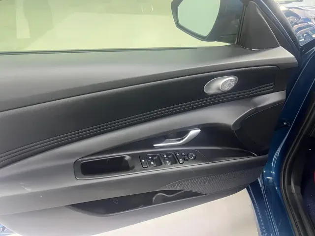 Hyundai Elantra 2022 1.5L CVT LUX Premium Edition — Фото автомобиля 7