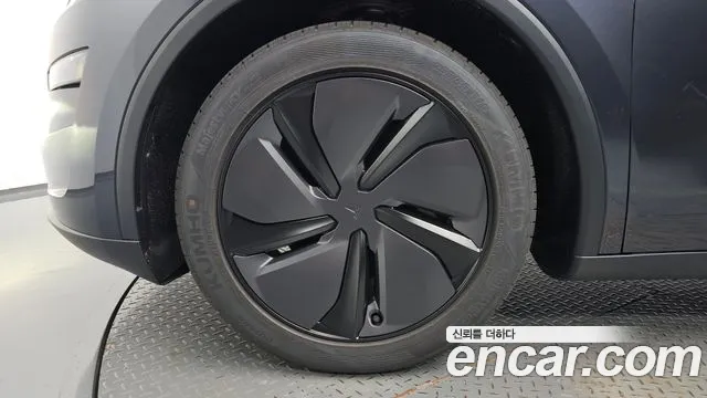 Tesla Model Y — Фото автомобиля 5