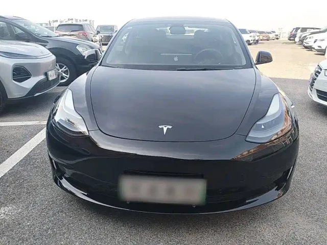 Tesla Model 3 — Фото автомобиля 2