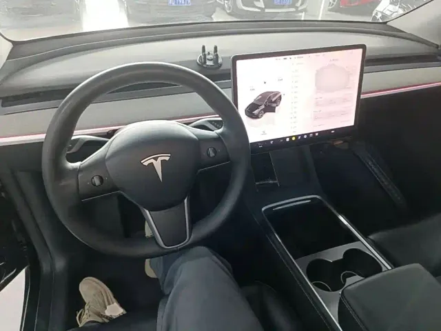 Tesla Model Y — Фото автомобиля 5