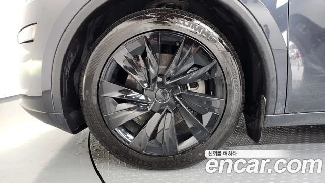 Tesla Model Y — Фото автомобиля 5