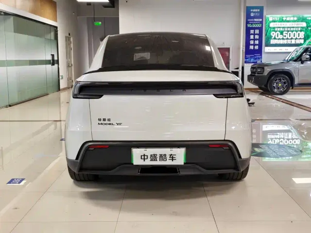 Tesla Model Y L — Фото автомобиля 6