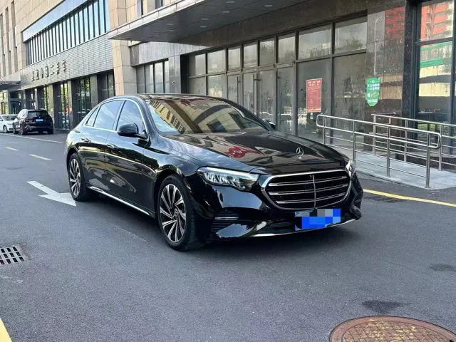 Mercedes-Benz E-Class — Фото автомобиля 3