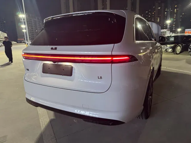 Li Auto L8 — Фото автомобиля 4