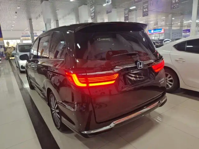 Honda Elysion — Фото автомобиля 4