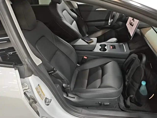 Tesla Model 3 — Фото автомобиля 24