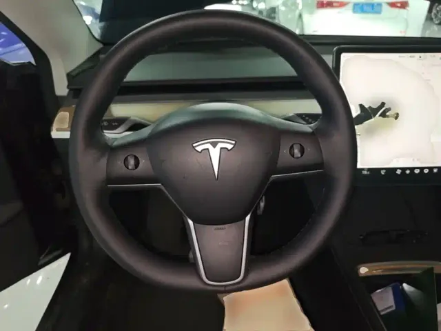 Tesla Model 3 — Фото автомобиля 10
