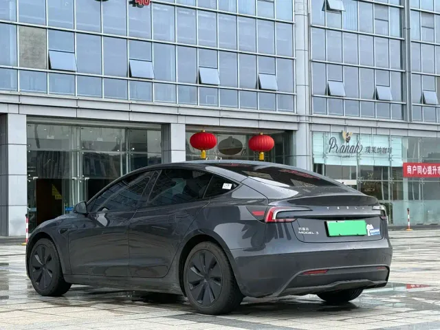 Tesla Model 3 — Фото автомобиля 4