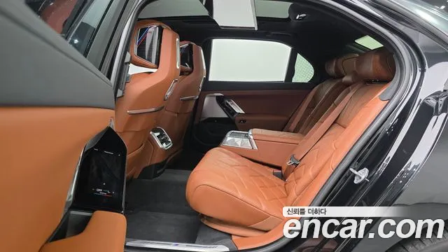 BMW 7-Series 7 серия (G70) 740i xDrive M Sport — Фото автомобиля 11