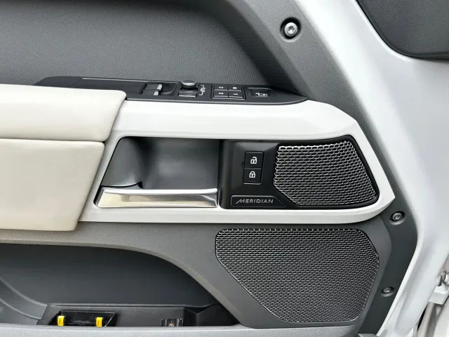 Land Rover Defender — Фото автомобиля 5