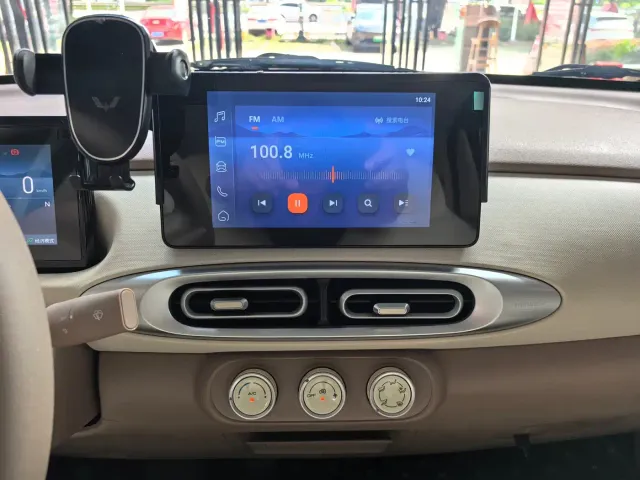 Wuling Motors Hongguang MINIEV 2025 4-Door Premium+ Edition — Фото автомобиля 13