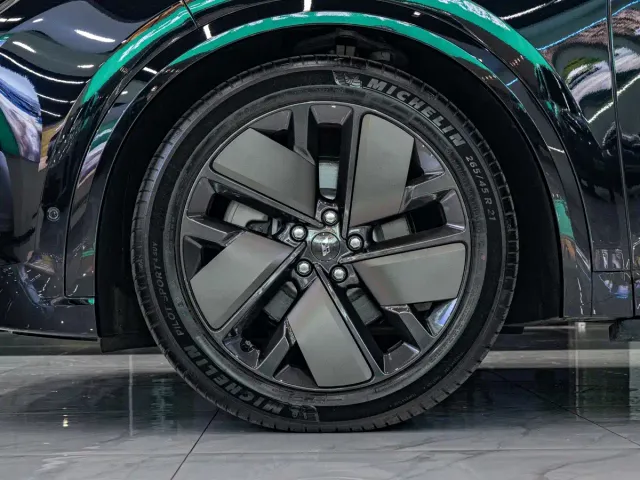 Li Auto L9 — Фото автомобиля 7