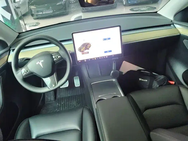 Tesla Model Y — Фото автомобиля 9