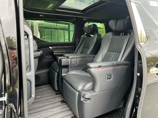 Toyota Alphard — Фото автомобиля 9
