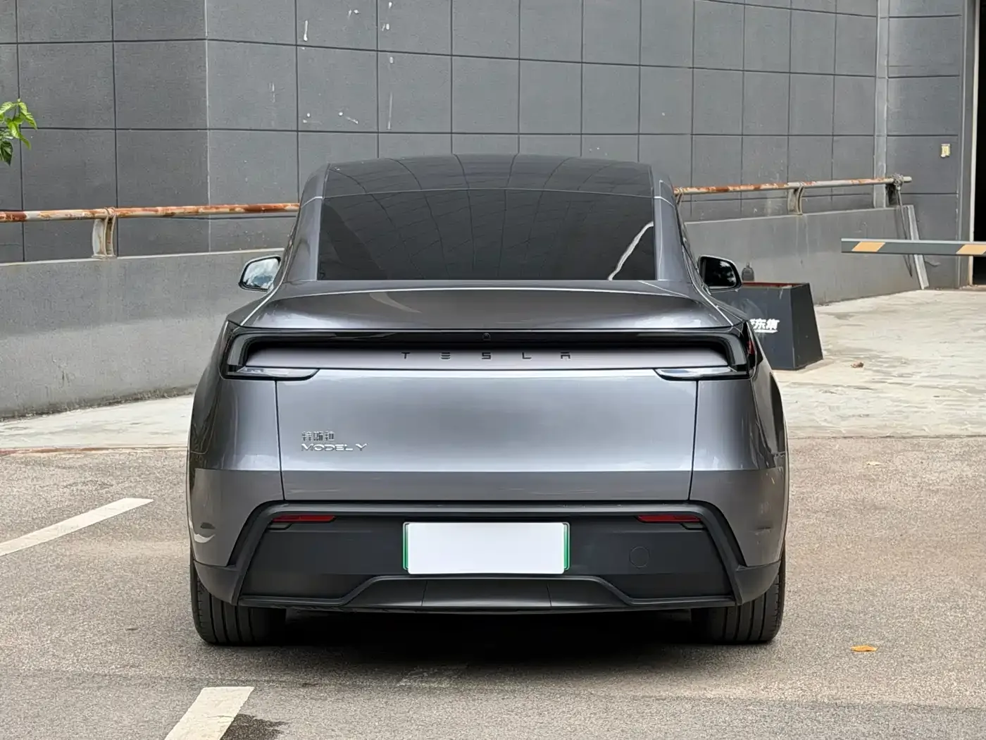 Tesla Model Y 2025 Rear-Wheel Drive — Фото автомобиля 6