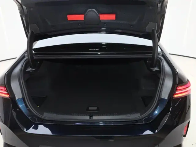 BMW BMW i5 2024 eDrive 35L M Sport Package — Фото автомобиля 10