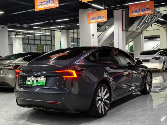 Tesla Model 3 — Фото автомобиля 7