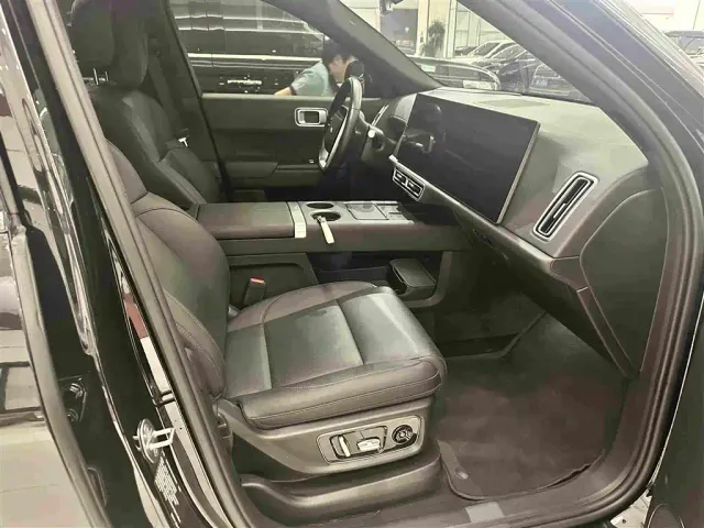 Li Auto L8 — Фото автомобиля 13