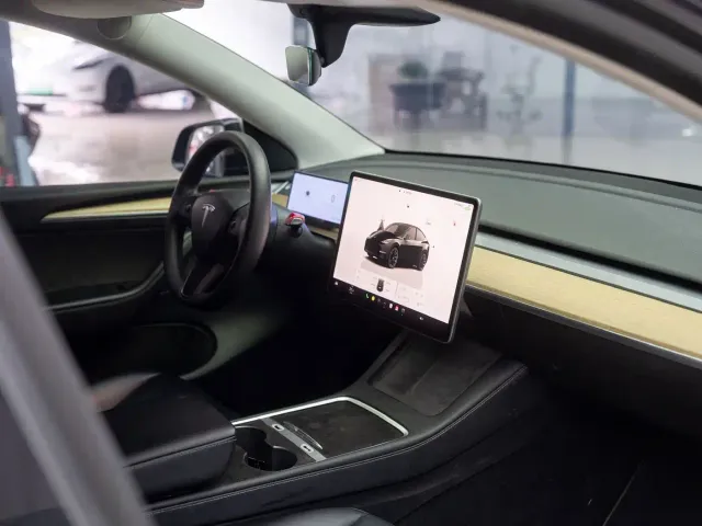 Tesla Model Y — Фото автомобиля 13