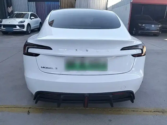 Tesla Model 3 — Фото автомобиля 5