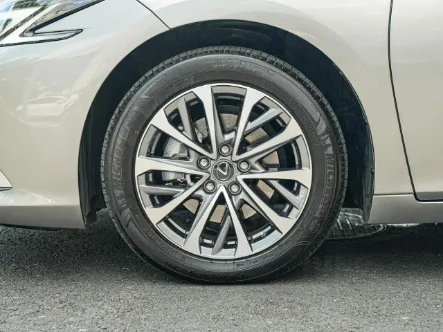 Lexus ES — Фото автомобиля 8