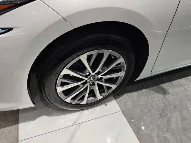 Lexus ES — Фото автомобиля 24