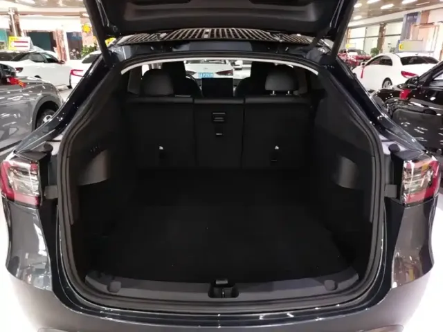 Tesla Model Y — Фото автомобиля 18