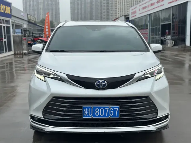 Toyota Sienna — Фото автомобиля 2