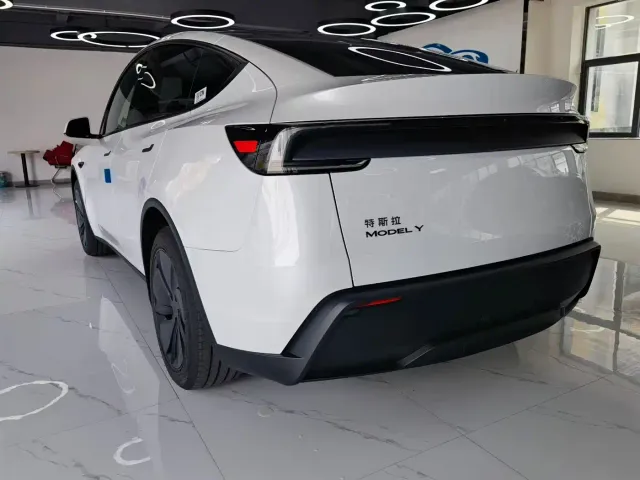 Tesla Model Y — Фото автомобиля 6