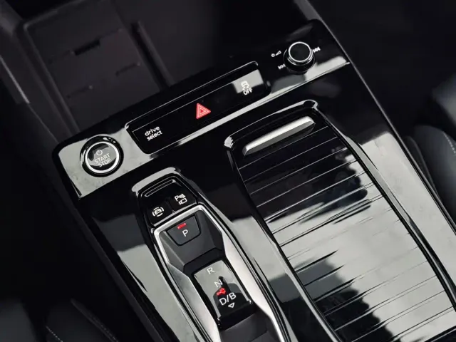 Audi A6L e-tron — Фото автомобиля 12