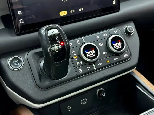 Land Rover Defender — Фото автомобиля 17