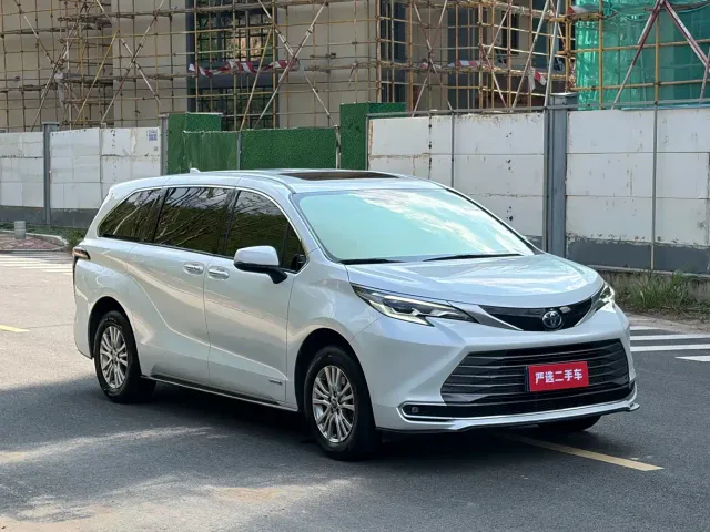 Toyota Sienna — Фото автомобиля 3