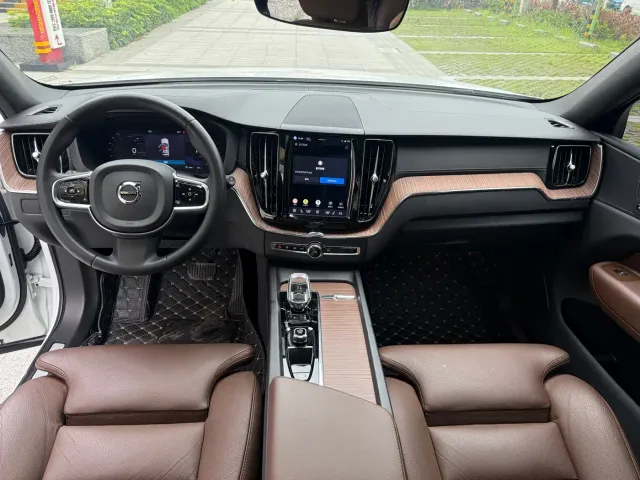 Volvo XC60 — Фото автомобиля 6
