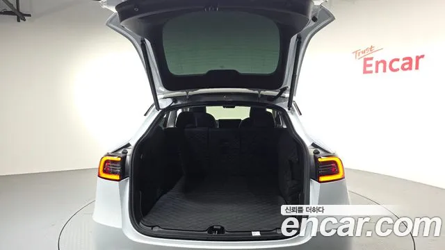 Tesla Model Y — Фото автомобиля 24