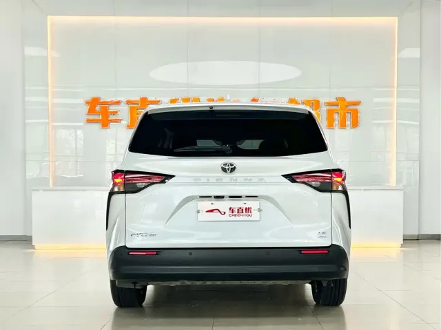 Toyota Sienna — Фото автомобиля 6