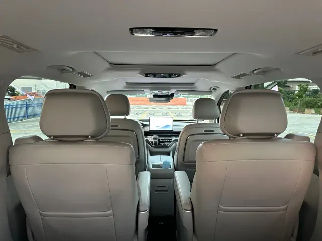 Roewe iMAX8 — Фото автомобиля 16