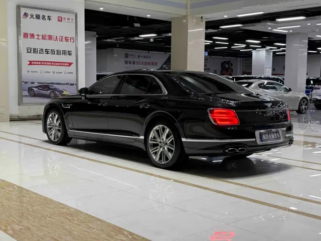 Bentley Flying Spur — Фото автомобиля 8